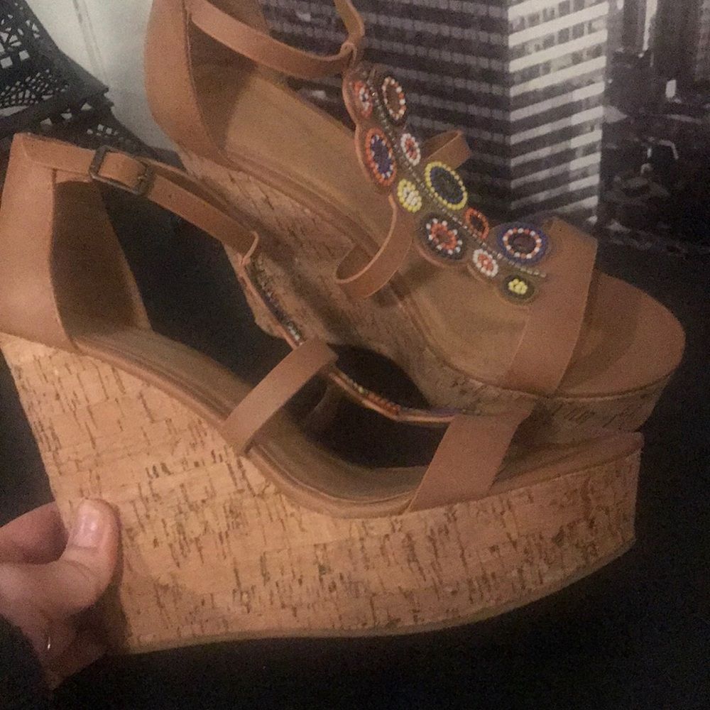 Bamboo nude wedges with beading